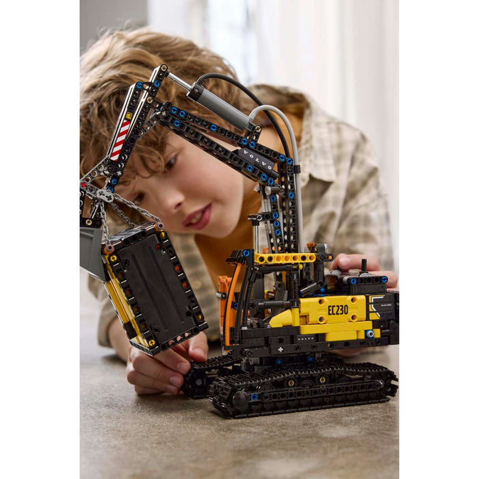 LEGO Autocarro Volvo Fmx Ed Escavatore Elettrico Ec230 - 42175