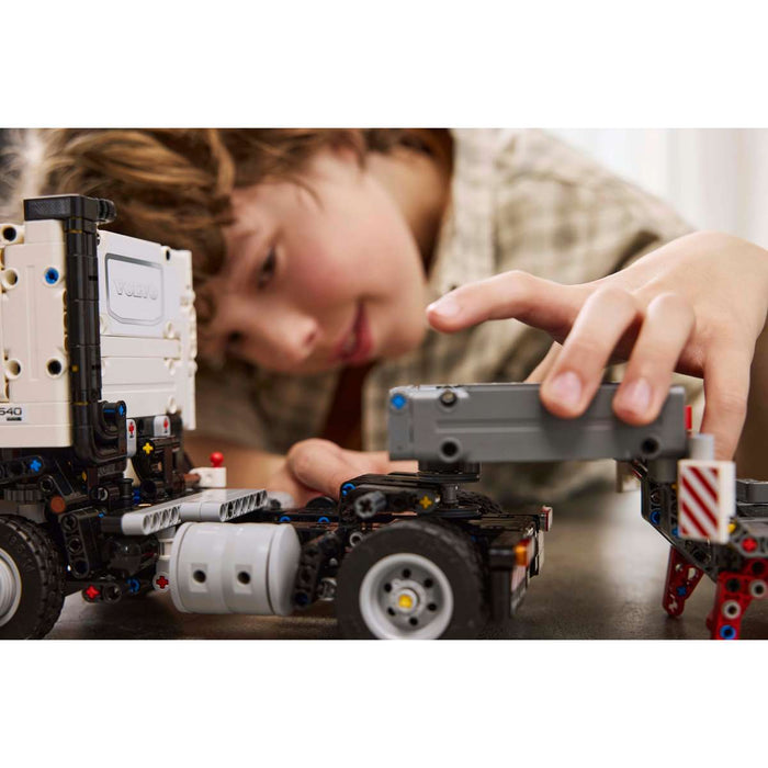 LEGO Autocarro Volvo Fmx Ed Escavatore Elettrico Ec230 - 42175