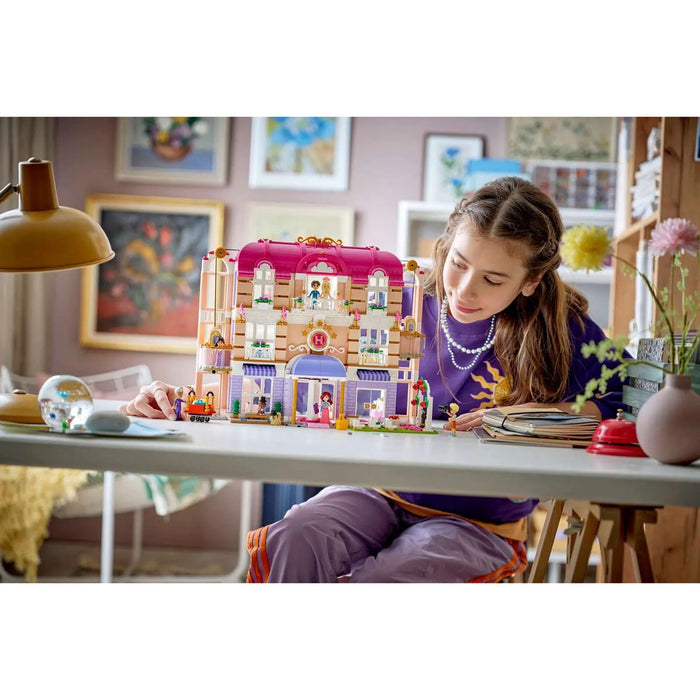 LEGO Grand Hotel Di Heartlake City - 42704, Giocattolo Con 6 Mini Bamboline, 2 Animali E Accessori, Regalo Bambine 9+
