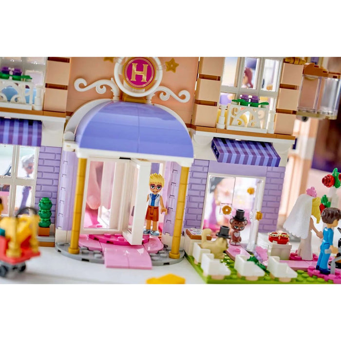 LEGO Grand Hotel Di Heartlake City - 42704, Giocattolo Con 6 Mini Bamboline, 2 Animali E Accessori, Regalo Bambine 9+