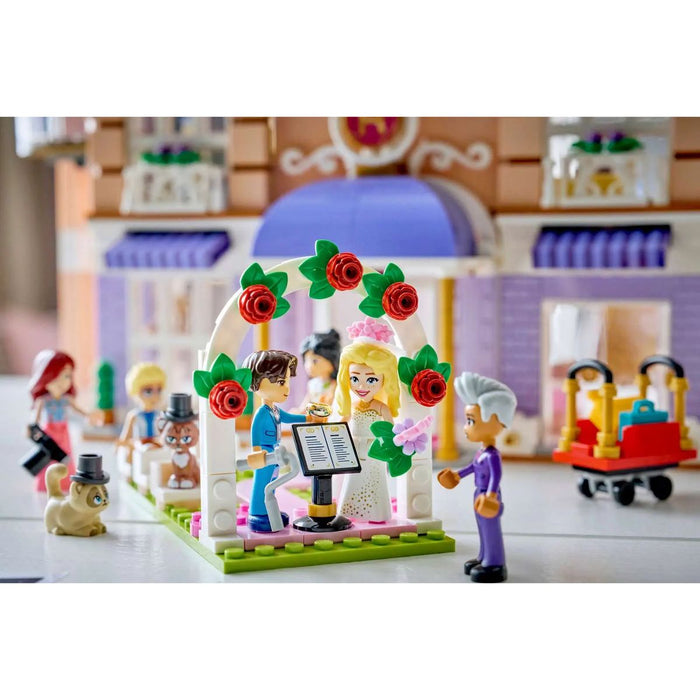 LEGO Grand Hotel Di Heartlake City - 42704, Giocattolo Con 6 Mini Bamboline, 2 Animali E Accessori, Regalo Bambine 9+