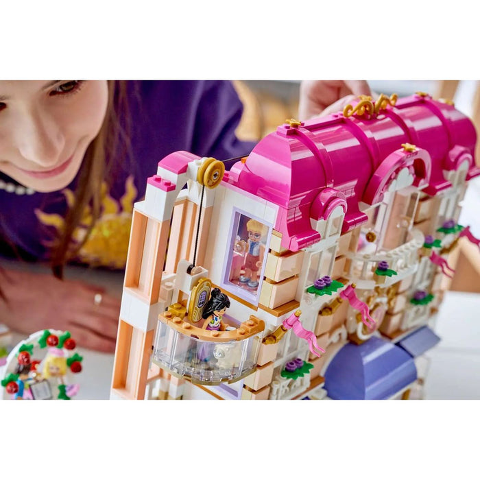LEGO Grand Hotel Di Heartlake City - 42704, Giocattolo Con 6 Mini Bamboline, 2 Animali E Accessori, Regalo Bambine 9+