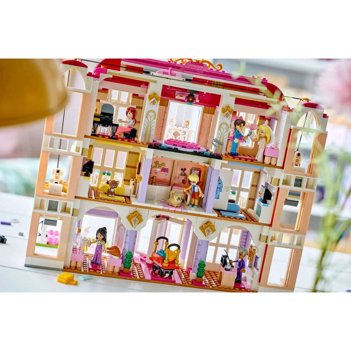 LEGO Grand Hotel Di Heartlake City - 42704, Giocattolo Con 6 Mini Bamboline, 2 Animali E Accessori, Regalo Bambine 9+