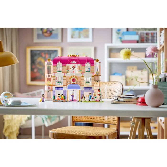 LEGO Grand Hotel Di Heartlake City - 42704, Giocattolo Con 6 Mini Bamboline, 2 Animali E Accessori, Regalo Bambine 9+