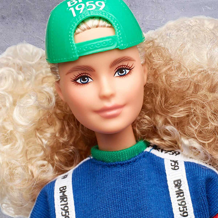 MATTEL Barbie Bmr1959 Bambola Snodata Con Capelli Biondi Voluminosi E Look Sportivo - GHT92